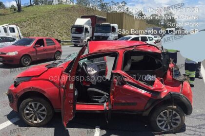 Veículo capota e três ficam feridos no Rodoanel, em São Bernardo