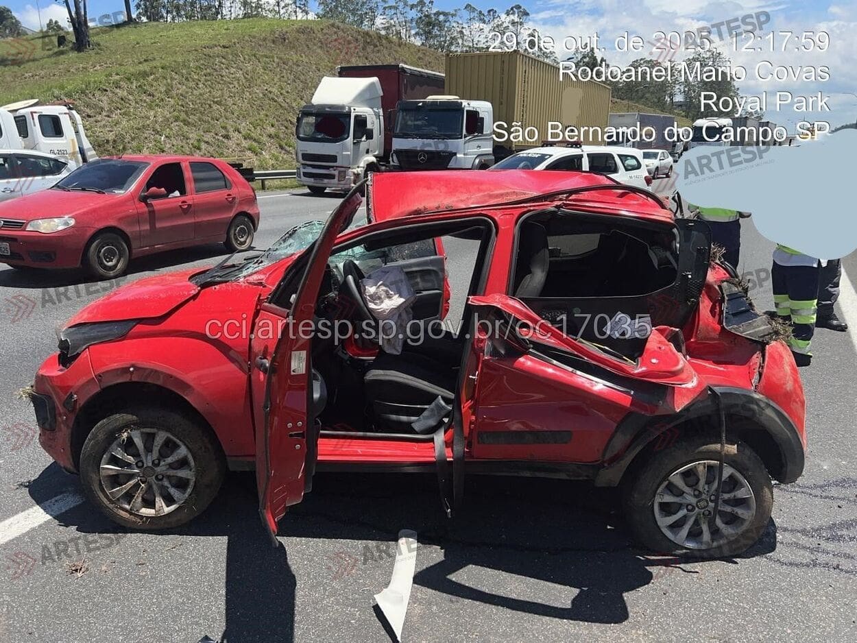 Veículo capota e três ficam feridos no Rodoanel, em São Bernardo