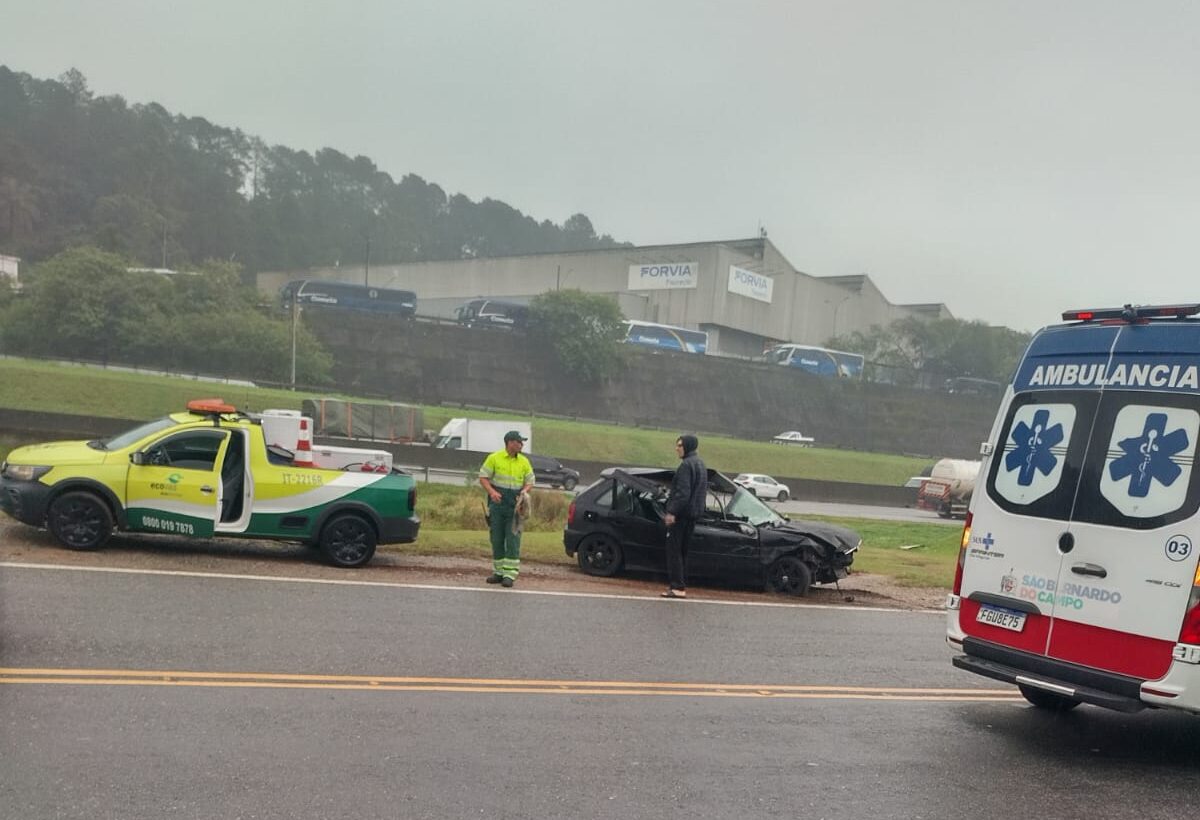 Ecovias, concessionária responsável, confirmou a colisão traseira, mas afirmou que o local está fora do trecho de concessão.