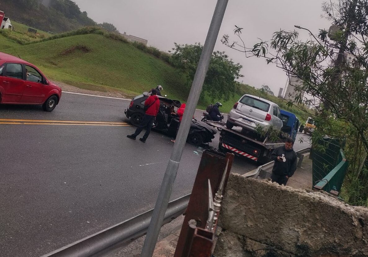Motorista fica preso nas ferragens após colisão com guincho em São Bernardo