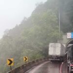 Acidente grave bloqueia Anchieta: colisão com vítimas presas força operação especial