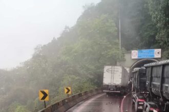 Acidente grave bloqueia Anchieta: colisão com vítimas presas força operação especial