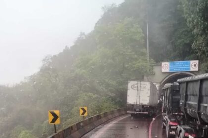 Acidente grave bloqueia Anchieta: colisão com vítimas presas força operação especial