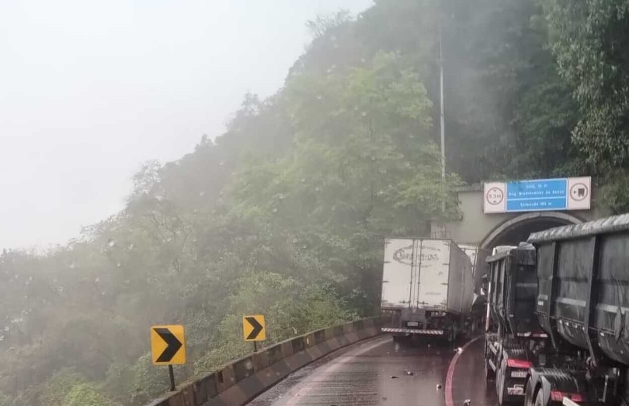 Acidente grave bloqueia Anchieta: colisão com vítimas presas força operação especial