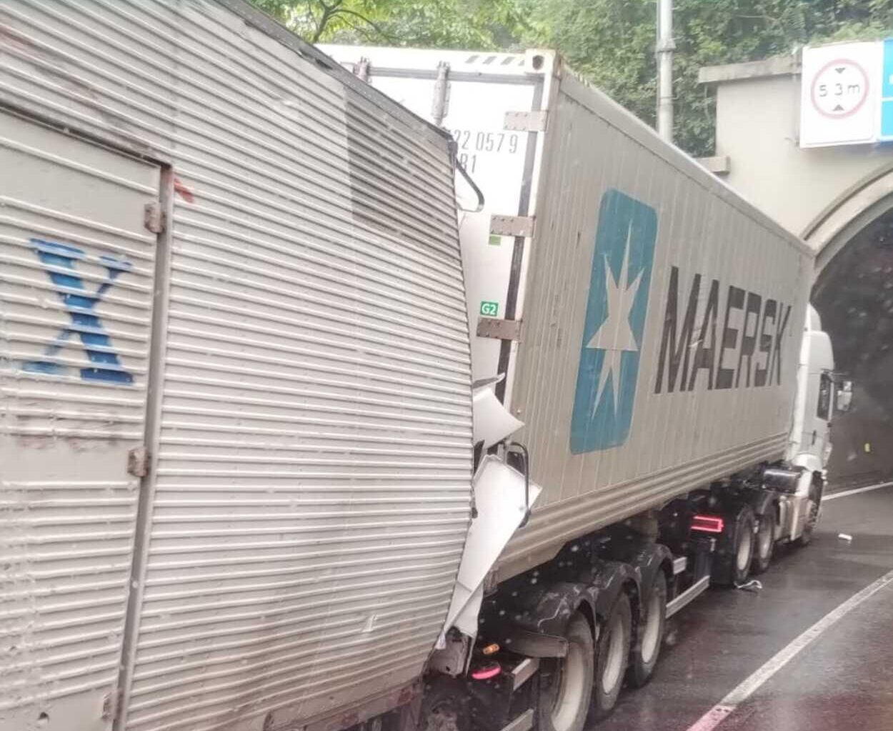 Acidente com caminhões na Anchieta deixa um sem vida e dois feridos gravemente