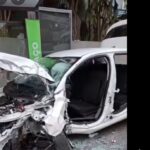 Duas mulheres ficam feridas após carro bater em poste e parada de ônibus em S.Bernardo