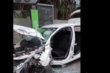 Duas mulheres ficam feridas após carro bater em poste e parada de ônibus em S.Bernardo