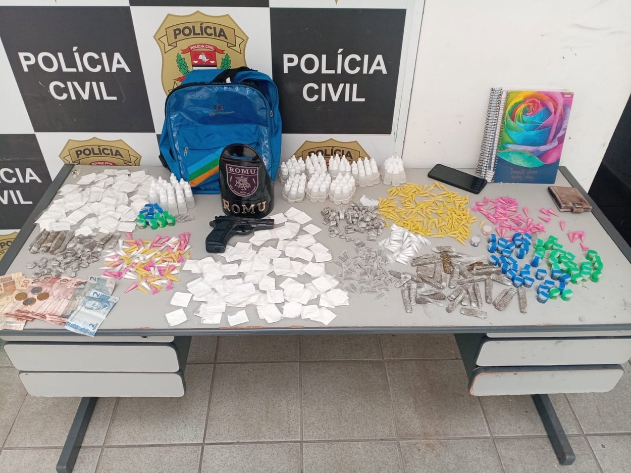 Entre os entorpecentes encontrados pelo Romu com a dupla estão papelotes de cocaína, crack, LSD e frascos de lança-perfume