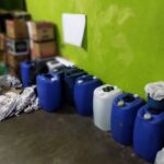 Operação prende uma mulher e investiga suspeita de que etanol de postos de combustível, adulterado com a substância tóxica, era misturado em bebidas