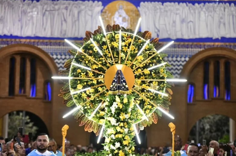 Milhares de Devotos Celebram a Padroeira do Brasil em Aparecida