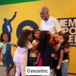 Gilberto Gil recebe alunos e professor de Sto.André que produziram minidocumentário dele