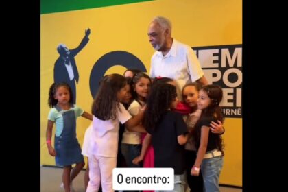 Gilberto Gil recebe alunos e professor de Sto.André que produziram minidocumentário dele