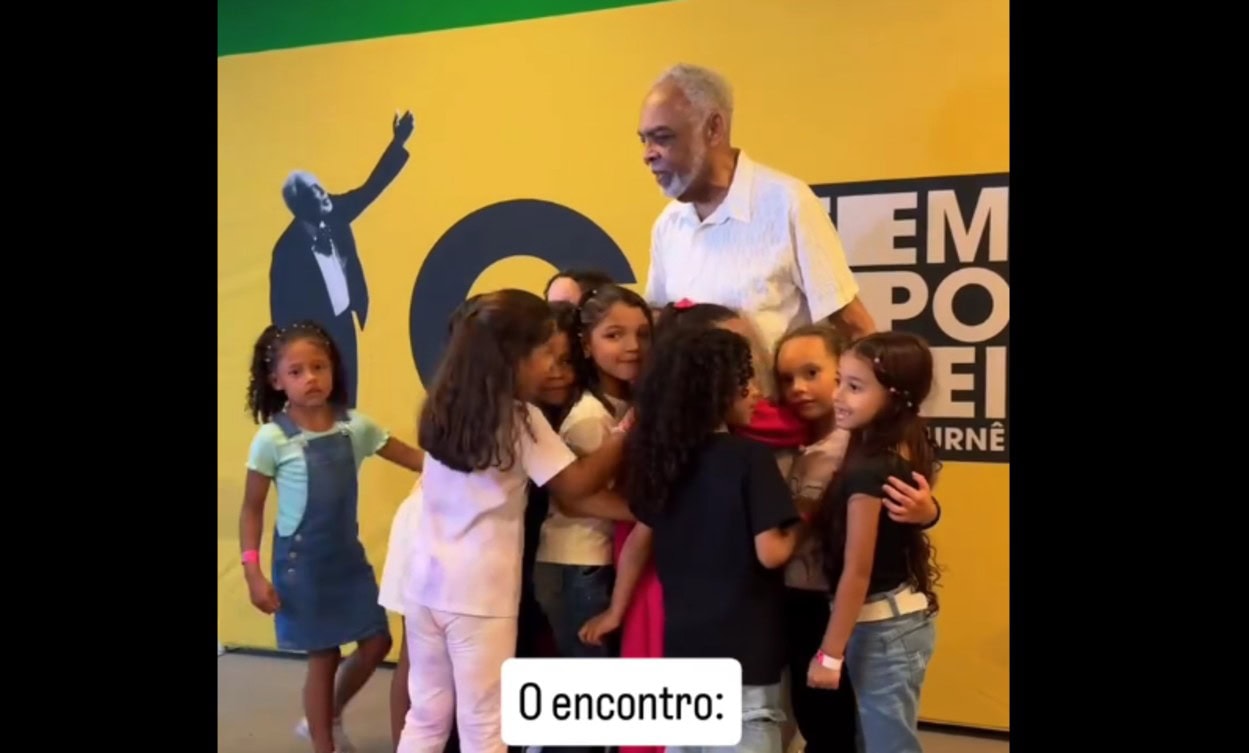 Gilberto Gil recebe alunos e professor de Sto.André que produziram minidocumentário dele