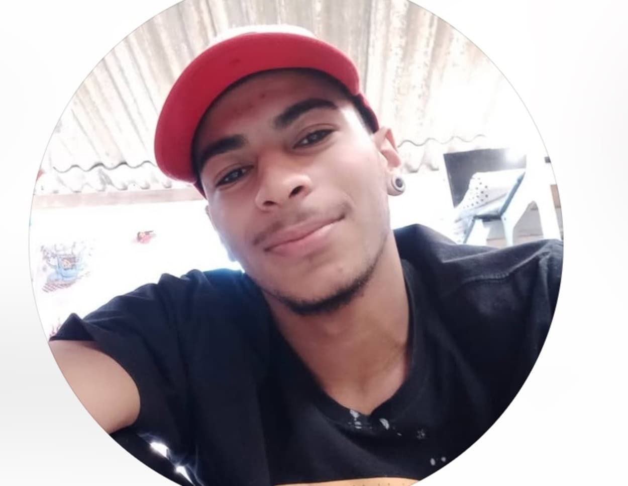 Apurações preliminares indicam que o condutor da primeira moto, de 25 anos, conhecido nas redes sociais como Luh Neres, teria perdido o controle do veículo e colidido contra o ônibus.