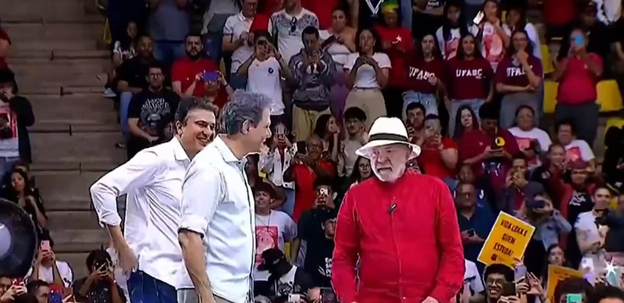 Em São Bernardo, Lula anuncia investimento de R$ 100 milhões para cursinhos populares