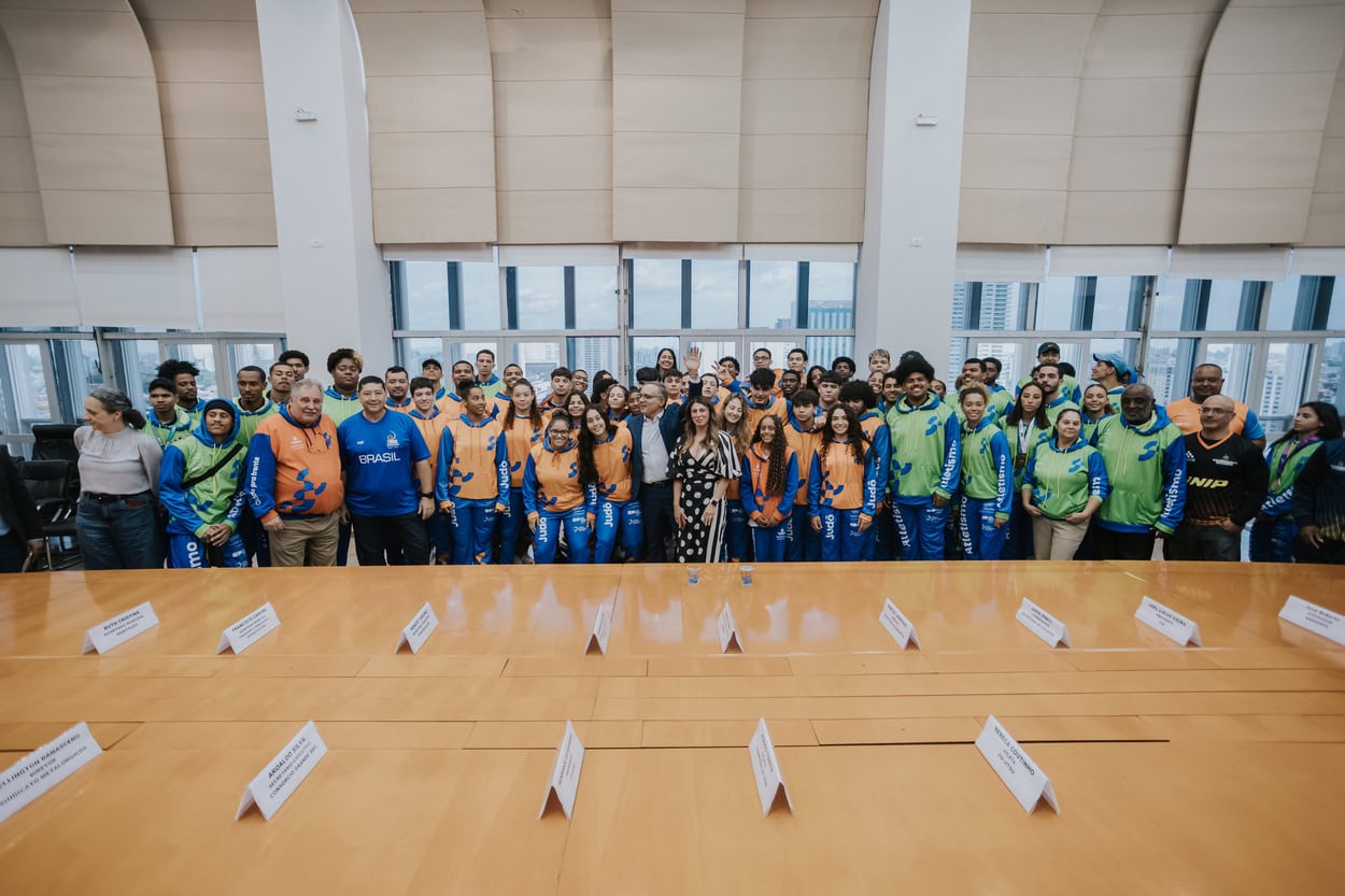 Resgate do aporte financeiro foi formalizado nesta quarta-feira, no salão nobre do Paço Municipal, com presença do presidente do banco e atletas