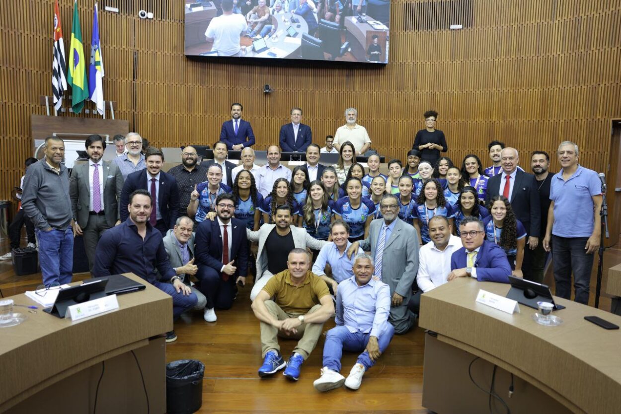 Câmara de Santo André une legislação e celebração: aprova projetos-chave e homenageia 133 anos de história em sessão festiva