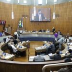 vereador Carlos Ferreira, presidente da Câmara, conduziu os trabalhos, que resultaram na aprovação de diversos projetos cruciais para a cidade.