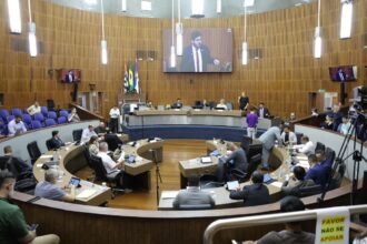 vereador Carlos Ferreira, presidente da Câmara, conduziu os trabalhos, que resultaram na aprovação de diversos projetos cruciais para a cidade.