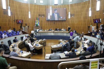 vereador Carlos Ferreira, presidente da Câmara, conduziu os trabalhos, que resultaram na aprovação de diversos projetos cruciais para a cidade.
