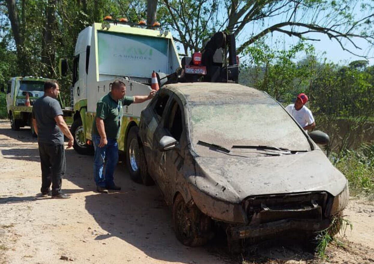 GCM de Ribeirão Pires localiza veículo roubado submerso no Jardim Represa durante patrulhamento