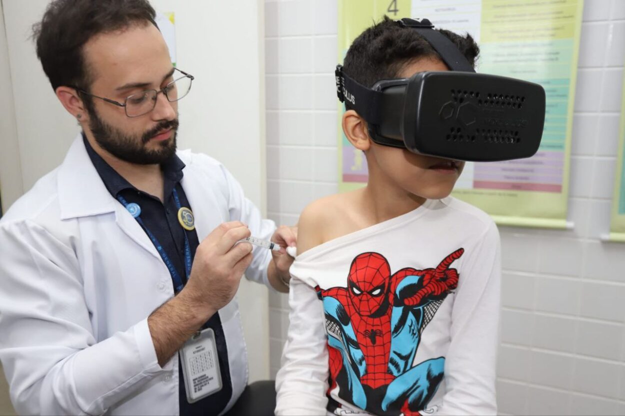 Santo André desenvolve óculos para auxiliar na aplicação de vacina em crianças