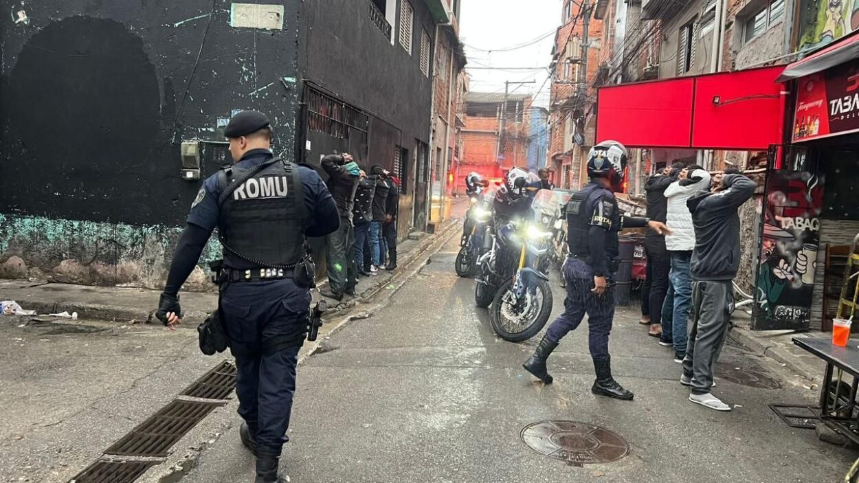 Operação Azul Marinho apreende drogas, arma e dinheiro em dia de ação conjunta de GCMs em Diadema