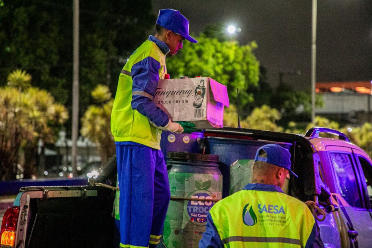 Agentes do Departamento de Controle Urbano da Prefeitura alertaram sobre os perigos do consumo de bebidas adulteradas e orientaram os proprietários a separar as garrafas vazias de destilados para o posterior recolhimento