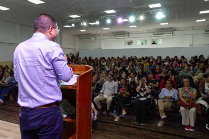 Prefeito de Diadema anunciou as novidades para valorização dos profissionais da Educação na manhã desta quarta (15/10) no auditório da Fundação Florestan Fernandes, em evento com cerca de 300 participantes