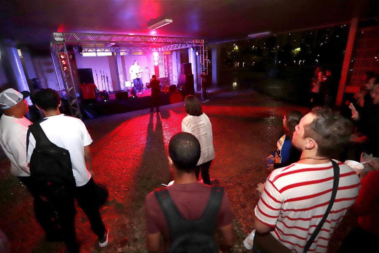 Iniciativa gratuita oferece espaço para músicos e bandas locais se apresentarem no saguão do Teatro Municipal de Santo André