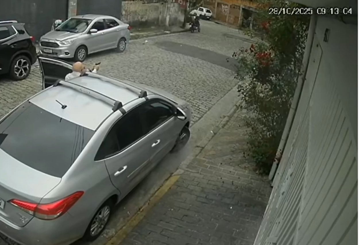 Criminoso entra em confronto com policial civil na Rua do Açude, foge, mas tem objetos do roubo e moto apreendidos pela PM em casa próxima