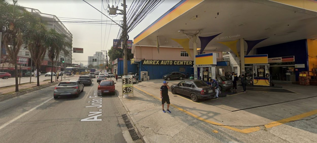 Posto de Gasolina em São Bernardo é interditado com barreira de concreto após venda de combustível adulterado