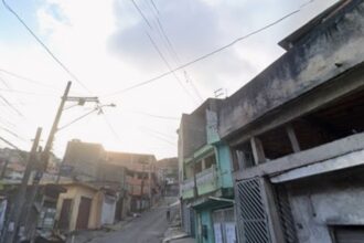 Após praticar feminicídio, homem  tirou a própria vida no bairro Sítio dos Viana; filho do casal prestou depoimento e perícia foi acionada