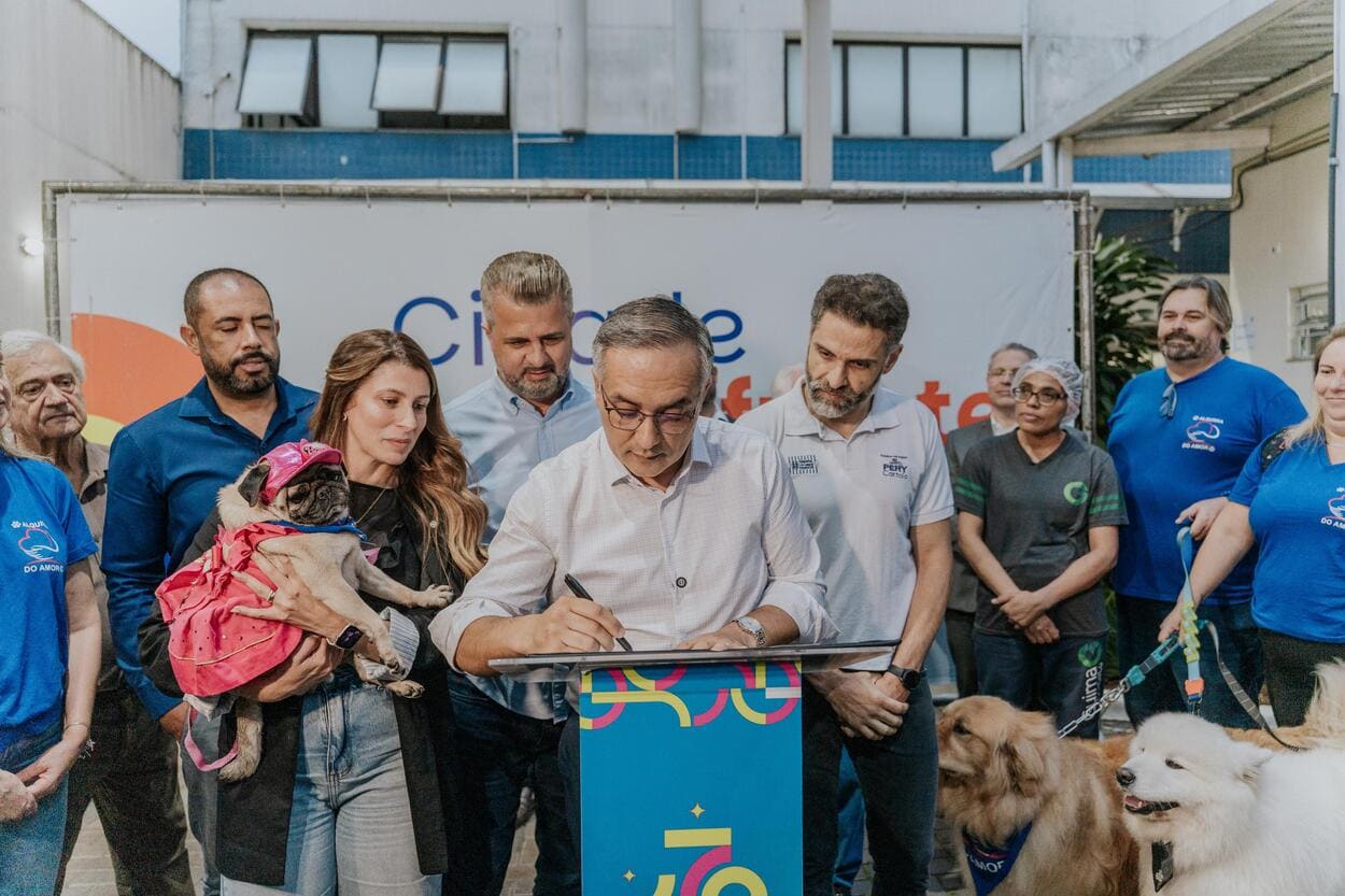 Em ato simbólico e com emoção, São Bernardo sanciona lei que permite visita de pets em hospitais