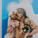 rancisca Josilene de Amorim, a Josy, na companhia dos seus cachorrinhos, Nina e Luke Miguel. “Só tenho a agradecer