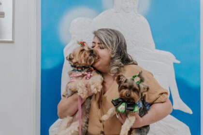 rancisca Josilene de Amorim, a Josy, na companhia dos seus cachorrinhos, Nina e Luke Miguel. “Só tenho a agradecer