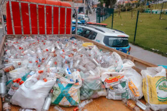 Fiscalização apreende mais de 1.000 garrafas de vodka vazias em ferro velho do Riacho Grande