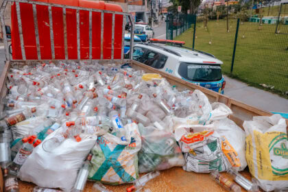 Fiscalização apreende mais de 1.000 garrafas de vodka vazias em ferro velho do Riacho Grande