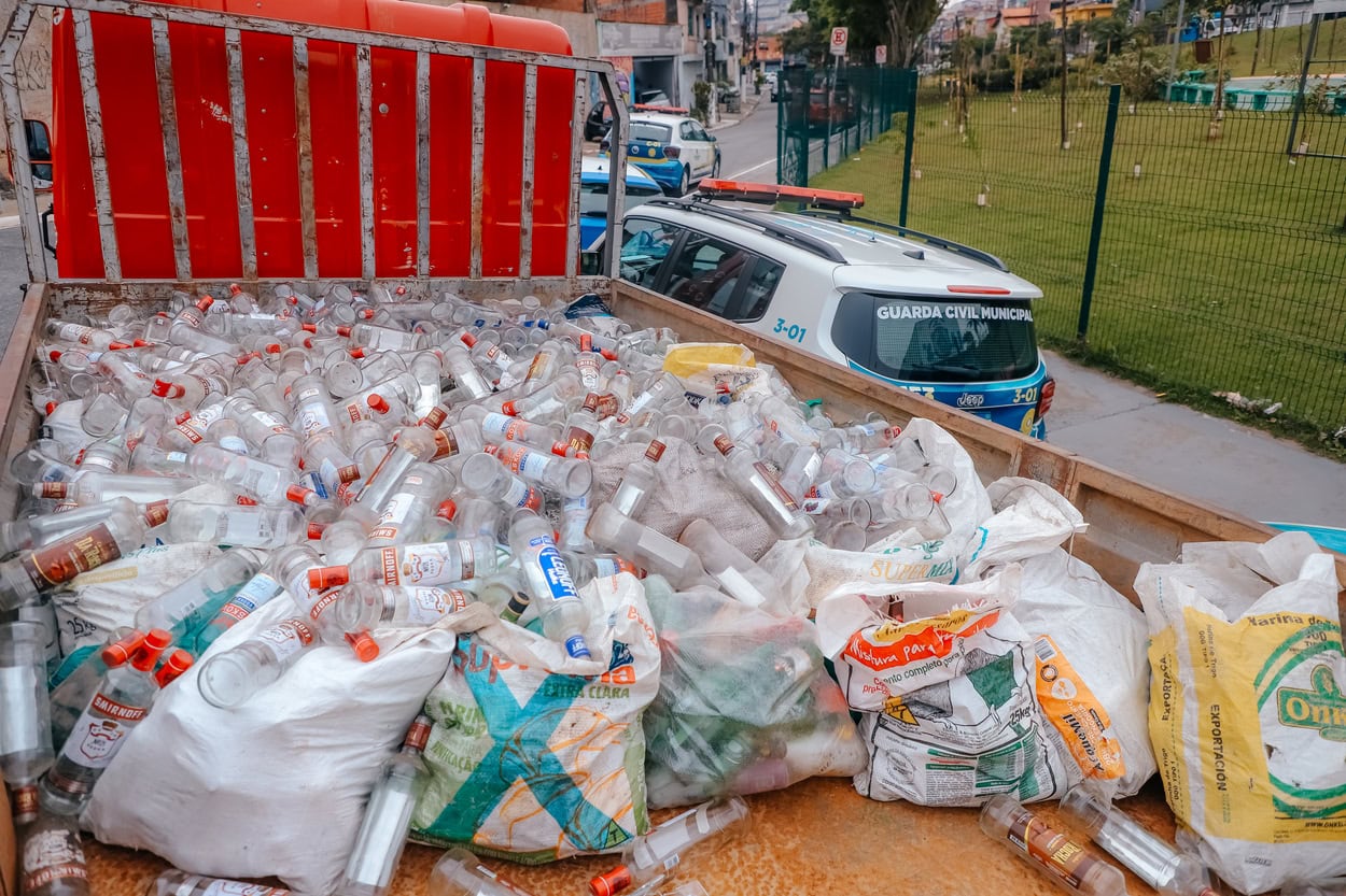 Fiscalização apreende mais de 1.000 garrafas de vodka vazias em ferro velho do Riacho Grande 