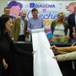 Taka zera fila de creche e mostra pergaminho com nome de 1.730 crianças que serão matriculadas