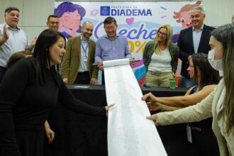 Taka zera fila de creche e mostra pergaminho com nome de 1.730 crianças que serão matriculadas