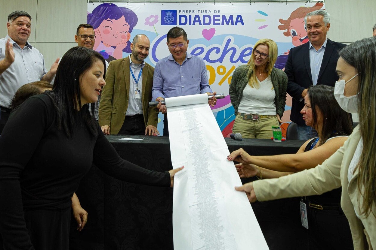 Taka zera fila de creche e mostra pergaminho com nome de 1.730 crianças que serão matriculadas 