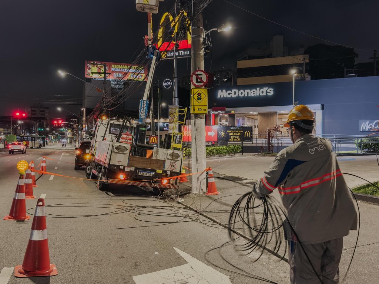 Ação inclui também as avenidas Lucas Nogueira Garcez e Faria Lima; concessionária de energia também notificará empresas de telecomunicações para a mesma finalidade