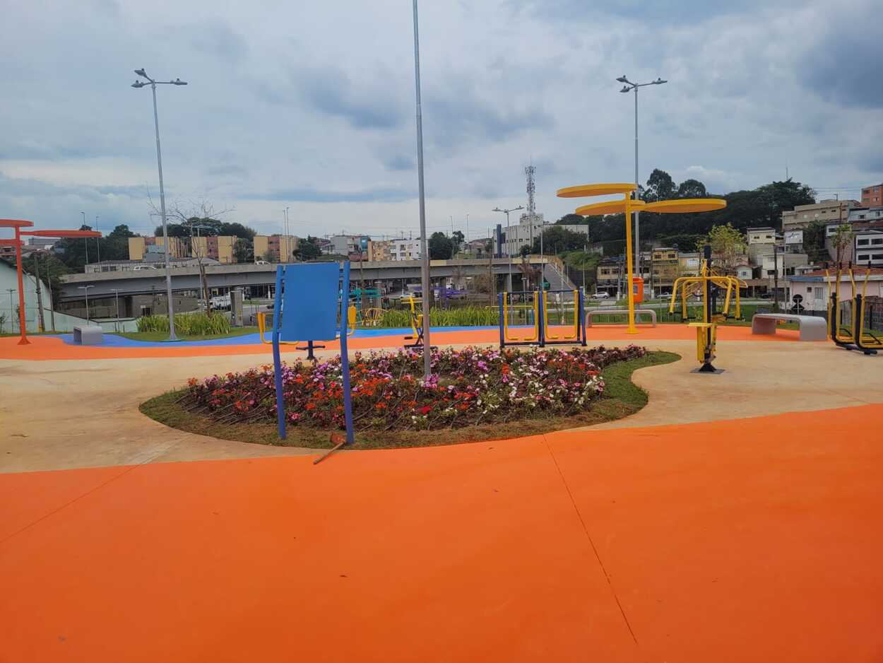 projeto dos 4.500m² de área conseguiu integrar diversas opções de lazer e esporte para todas as idades. Praça Parque dos Pássaros 