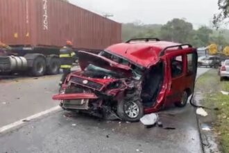 Em S.Bernardo, acidente na Caminho do Mar interdita acostamento e complica trânsito no sentido litoral