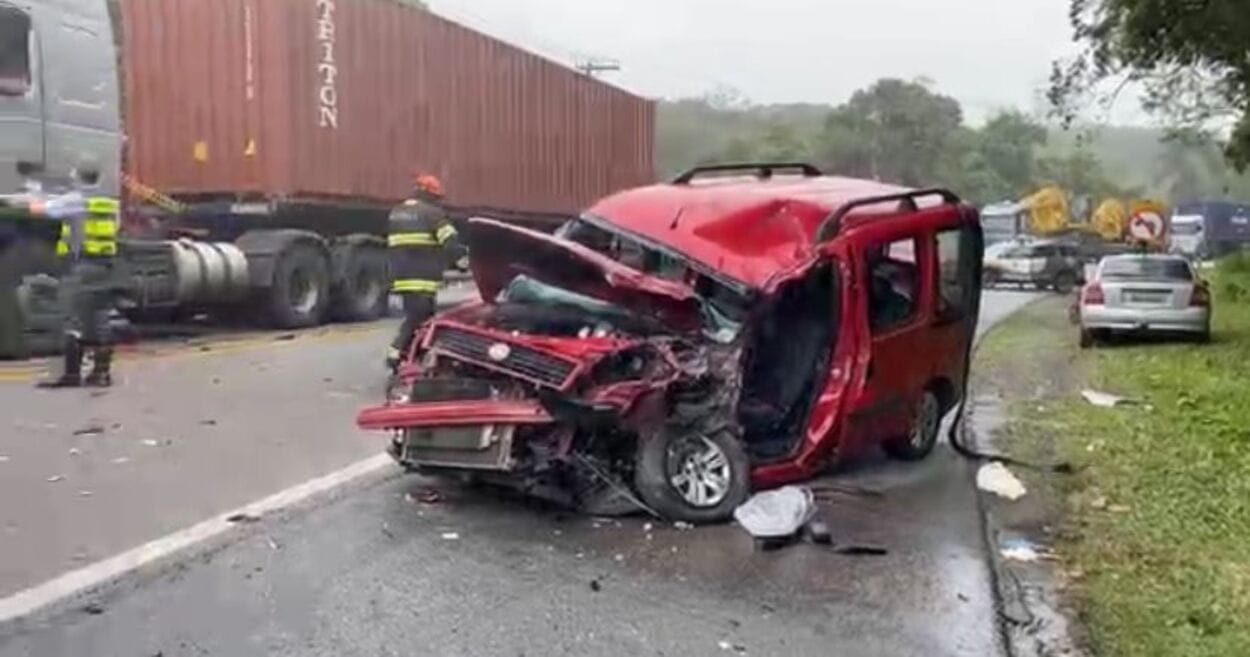 Em S.Bernardo, acidente na Caminho do Mar interdita acostamento e complica trânsito no sentido litoral
