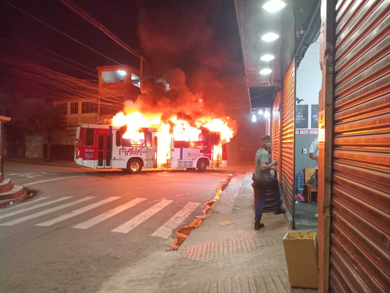 Ônibus é incendiado em Mauá após óbito de homem em confronto com a PM