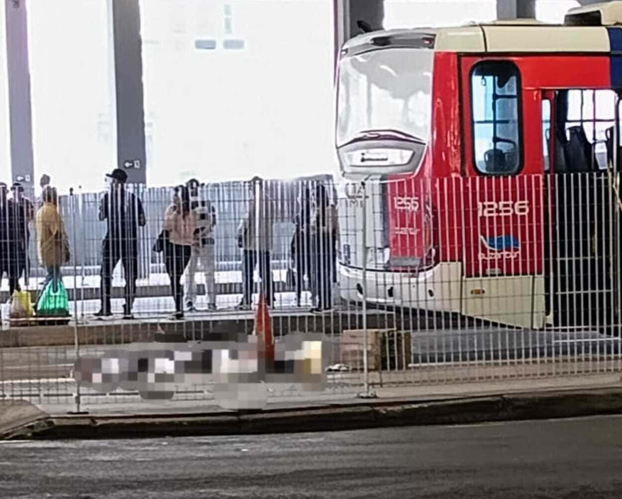 Homem carregava cesta básica e se desequilibrou; Prefeitura informa que presta assistência à família de vítima em acidente com ônibus