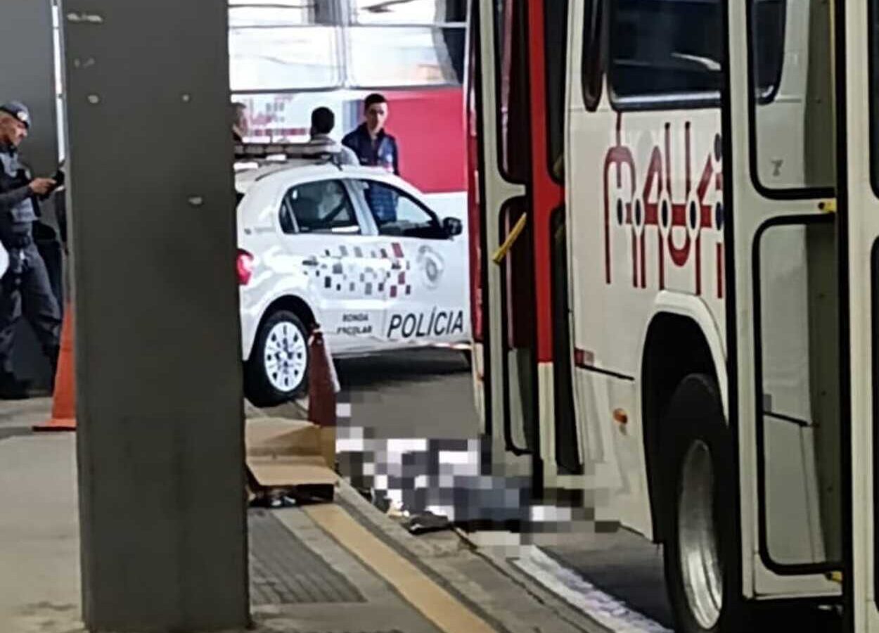 Idoso morre atropelado por ônibus no terminal após queda em plataforma