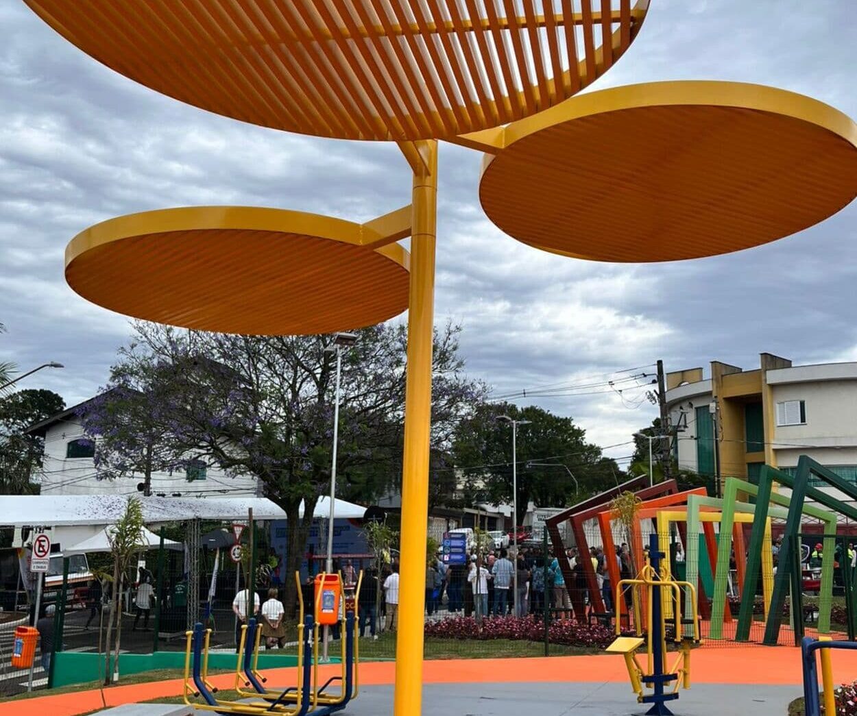 nova praça conta com academia, playground, espaço pet, pista de caminhada, mas não tem quadra.